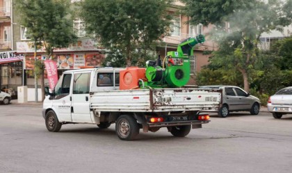 Uşak Belediyesinin ilaçlama çalışmaları hız kesmeden devam ediyor