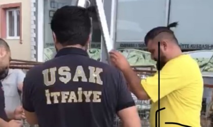 Uşakta kuyuya düşen kediyi itfaiye ekipleri kurtardı