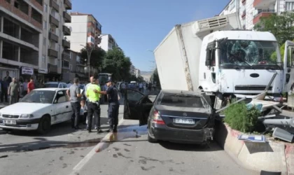 Yozgat’ta kamyon, 8 araca çarptı: 3 yaralı