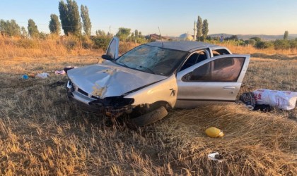 Yozgatta kontrolden çıkan otomobil tarlaya devrildi: 2 yaralı