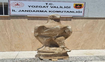 Yozgat’ta Roma dönemine ait kartal heykeli ve mermer sütun ele geçirildi