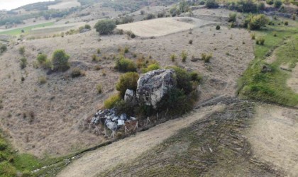 24 asırlık kaya mezar yolcuların dikkatini çekiyor