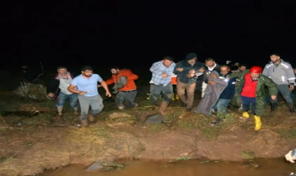 Aksaray’da sel nedeniyle yol yarıldı; sulara kapılan araçta mahsur kaldılar: 1 ölü, 1 kayıp (2)