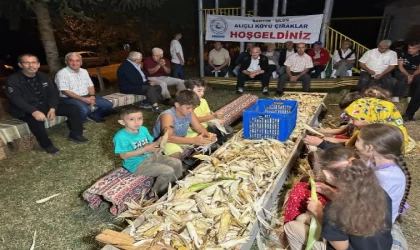 Bartın’da 200 yıllık gelenek; 4 saat boyunca topluca mısır soydular