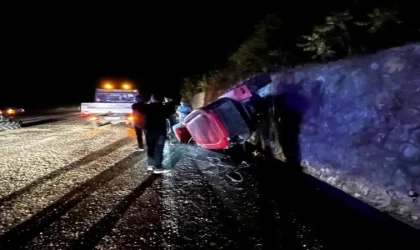 Bartın’da otomobil traktöre çarptı, 3 yaralı