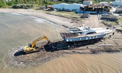 Bartın’da yapımı 2 yılda tamamlanan gulet yat denize indirildi