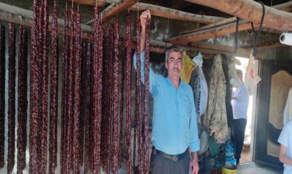 Batmanda yoğun talep gören cevizli sucuk, yüzlerce ailenin geçim kaynağı oldu