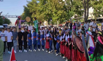 Batmanın 5 ilçesinde festivaller renkli kortej yürüyüşü ile başladı