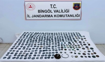 Bingölde 362 adet sikke ve 2 adet göktaşı ele geçirildi