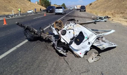 Bingöl’de otomobiller kafa kafaya çarpıştı: 1 ölü, 2 yaralı