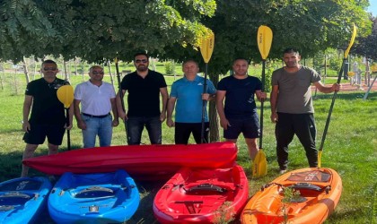 Bingölde sporculara kano ve yarış botu hediye edildi