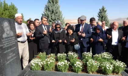 ’Bozkırın Tezenesi’ mezarı başında anıldı