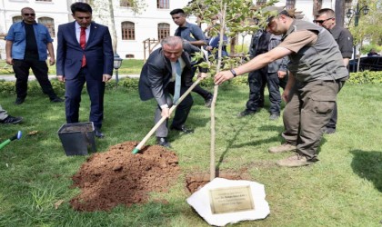 Gençlik ve Spor Bakanı Osman Aşkın Bak, kendi adına hazırlanan çınar ağacı fidesi toprakla buluşturdu