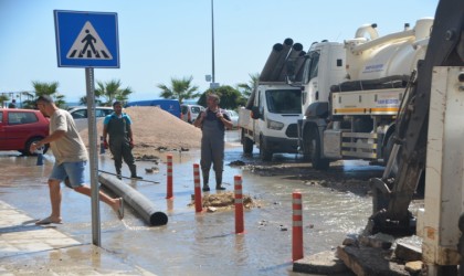 İnşaat kepçesi operatörü ana su borusunu patlattı, caddeyi su bastı