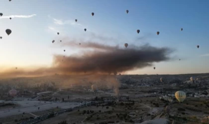 Kapadokya’da yangında dumanla kaplanan gökyüzünde balon turu