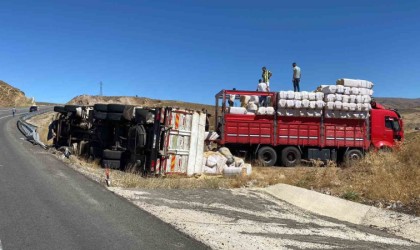 Karlıovada saman yüklü kamyon devrildi