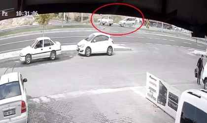 Kavşakta otomobiller çarpıştı kadın yolcu camdan fırladı; o anlar kamerada