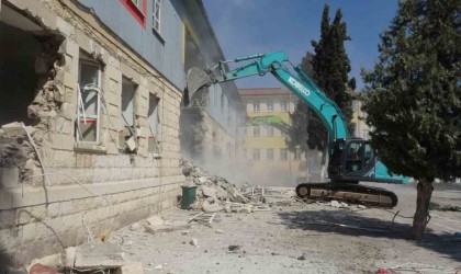 Kiliste ağır hasarlı okulların yıkımına başlandı