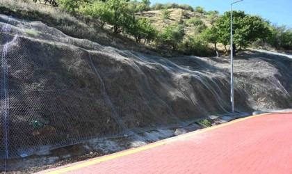 Kirazlıdere ve Andık Deresi yol bölgesine çelik tel döşeniyor