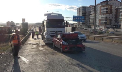 Kırıkkalede zincirleme kaza: Otomobil hurdaya döndü, 2 kişi yaralandı