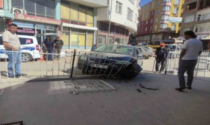 Kontrolden çıkan otomobil cami avlusuna daldı