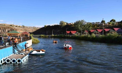 Kura Nehrinde deniz bisikleti ve tekne keyfi