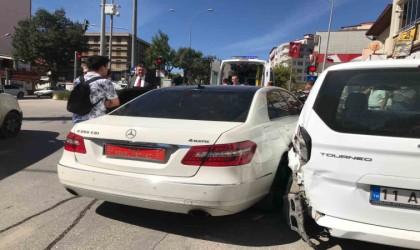 MHP Genel Başkan Yardımcısı Yönterin koruma aracı kaza yaptı