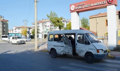 Minibüsler kavşakta çarpıştı: 5 yaralı