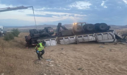 Nevşehir’de virajı alamayan TIR devrildi: 1 ölü, 1 yaralı