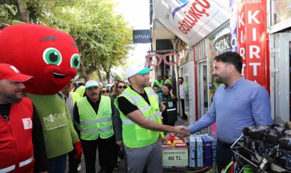 Niğdede Dünya Temizlik Gününde esnafa süpürge ve faraş dağıtıldı