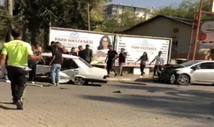 Osmaniyede trafik kazası: 2 kişi yaralandı