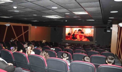 Siirt Belediyesi, çocuklara sinema keyfi sunuyor