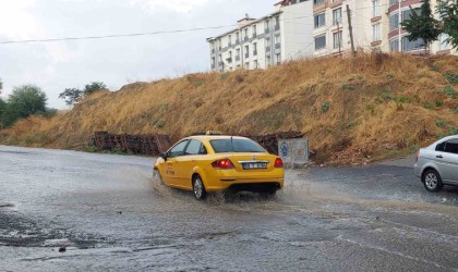 Tekirdağda şiddetli yağış 10 dakikada sokakları dereye dönüştürdü