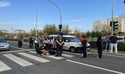 Yaya geçidinden geçerken araba çarptı