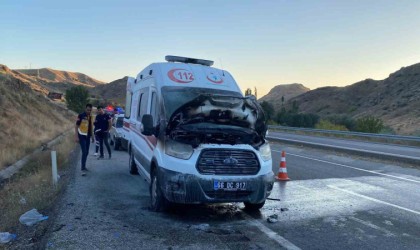 Yozgatta seyir halindeki ambulans alev aldı