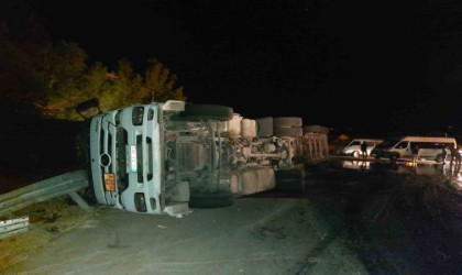 Zift dolu tanker devrildi, yol ulaşıma kapandı