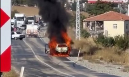 Alev alev yanan aracını söndürmek isterken yanarak ağır yaralandı