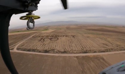 Amasyalı çiftçi tarlasına traktörle ‘Cumhuriyet yazdı, Mehmetçik tesadüfen helikopterle görüntüledi