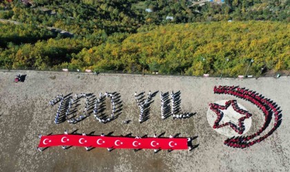 Artvin Atatepede öğrencilerden 100. yıl logosu