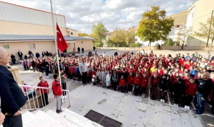 Bayburtta Filistin için bayrak töreni ve saygı duruşu