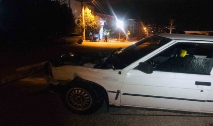 Beton bariyerlere çarptı, aracını bırakıp kaçtı