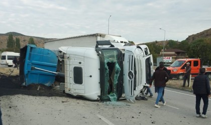 Bilecikte kömür tozu yüklü kamyon devrildi, 2 kişi yaralandı