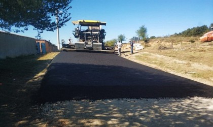 Bilecikte köy yolları sıcak asfalt ile buluşmaya devam ediyor