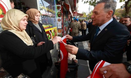 Bingölde esnaf ve vatandaşlara Türk bayrağı dağıtıldı