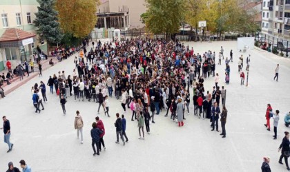 Bozüyükte okul yararına hayır çarşısı kuruldu