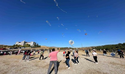 Çorumda gökyüzü uçurtmalarla renklendi