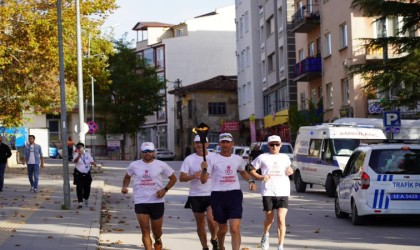 Cumhuriyet meşalesini Çankayaya taşıyan sporcular Bilecikten geçti