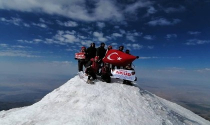 Cumhuriyetin 100. yılı Ağrı Dağı zirvesinde kutlandı