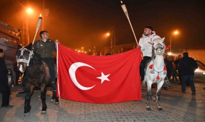 Cumhuriyetin 100. yılında atlı ve meşaleli fener alayı geçişi yapıldı