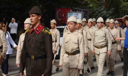 Cumhuriyetin 100. yılında Onbeşliler kıyafetleriyle yürüdüler